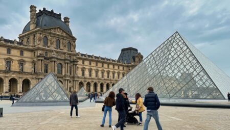“Cep telefonlarının istilası” Louvre Müzesi’ni kapattı