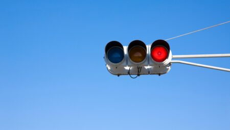 Mavi ışığın sırrı: Japonya’da yeşil trafik ışıkları, neden mavi üzere görünüyor?