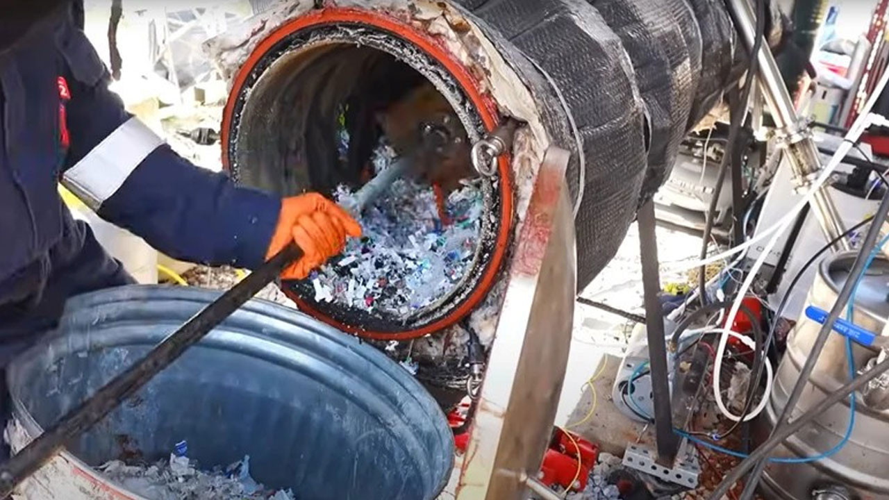 22 yaşındaki mucit, plastik atığı otomobilleri çalıştıran bir yakıta dönüştürdü