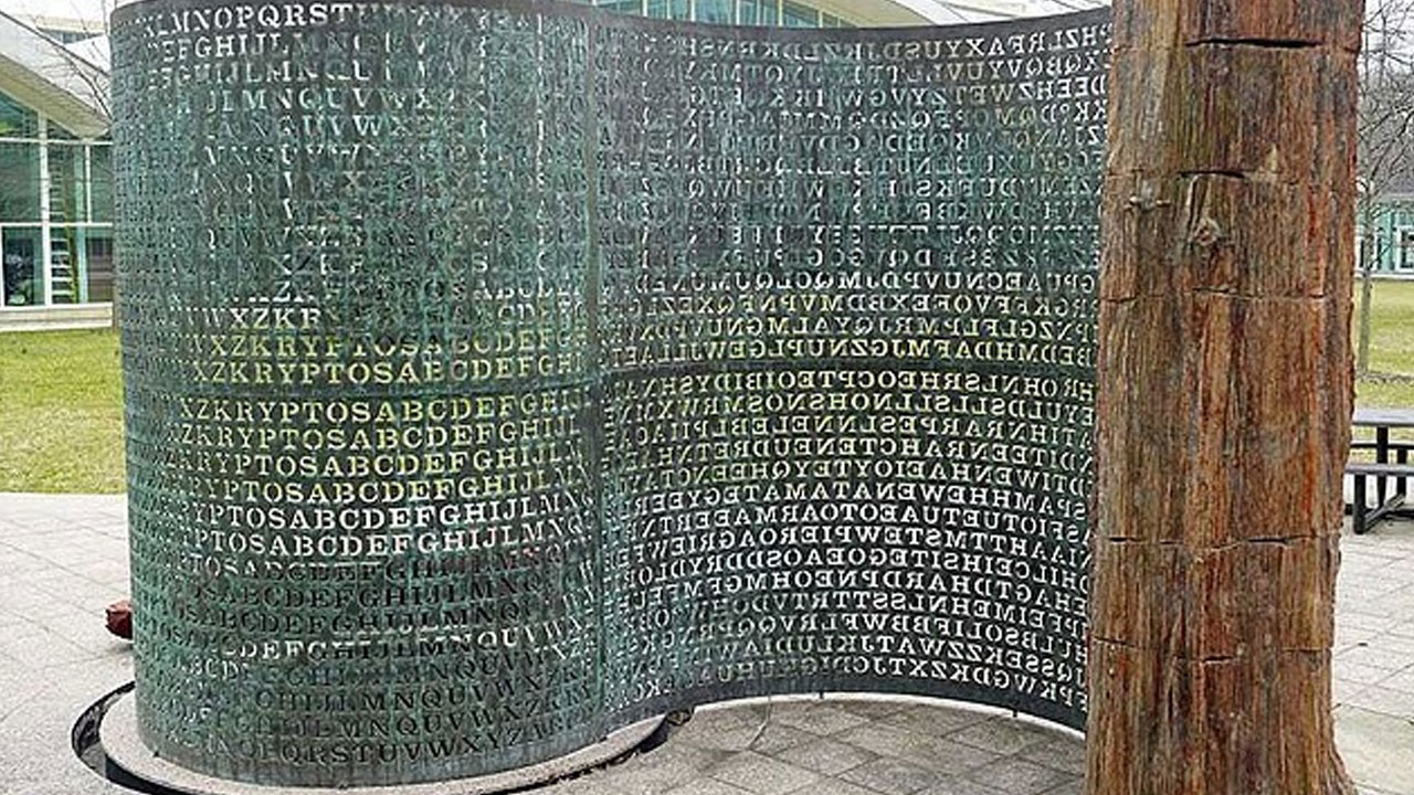 35 yıllık büyük şifre sırrı satışa çıktı: Kripto heykelindeki bu iletisi kim çözecek?