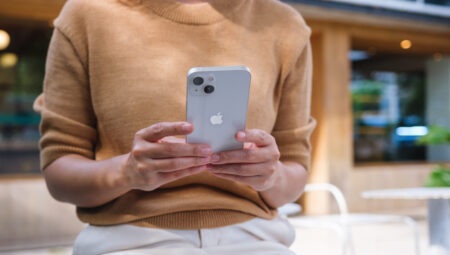 Apple, iPhone 17 ve katlanabilir iPhone için materyal tercihini değiştiriyor