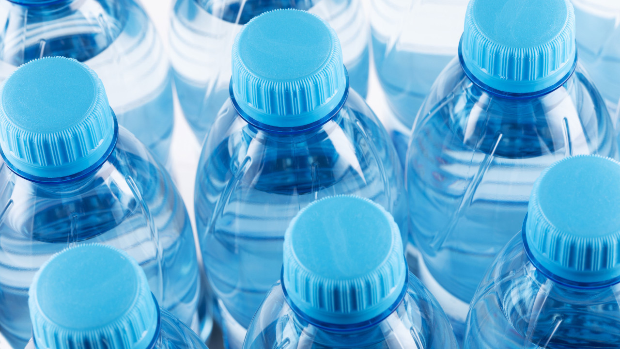 Plastik şişede satılan suların son kullanım tarihi var mı? Var ancak…