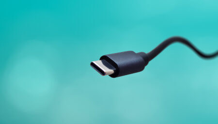 Şarj adaptöründen sonra, telefon kutularından artık USB kablo bile çıkmayabilir!