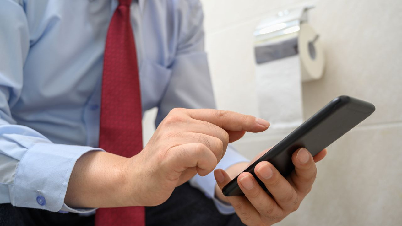 Tuvalette cep telefonu kullanıyor musunuz? Bu haberden sonra bırakabilirsiniz