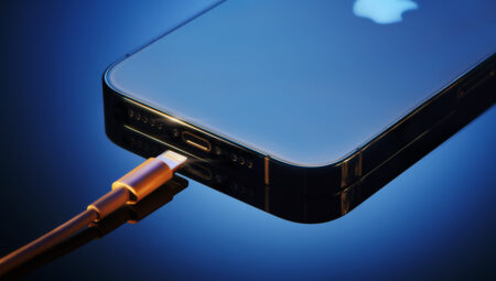 Apple’ın beyaz şarj kabloları neden vakitle sararıyor?
