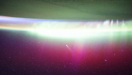 “Aurora denizinde yüzen bir denizkızı gibi”: ISS astronotundan kuyruklu yıldız kareleri geldi