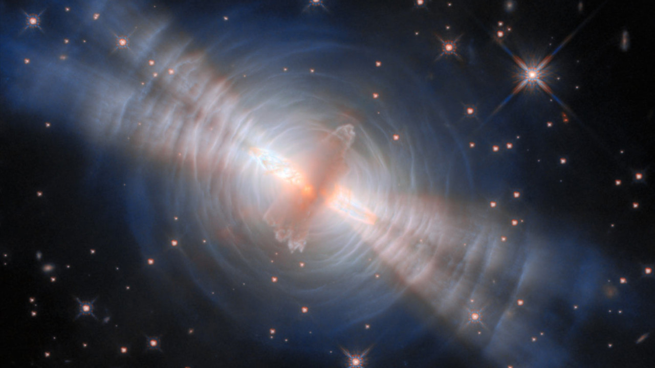 Hubble’dan büyüleyici veda: Ölmekte olan bir yıldızın son nefesi görüntülendi