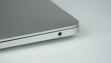 iPhone ve iPad’den kaldırılan kulaklık girişi, MacBook’ta neden hala var?
