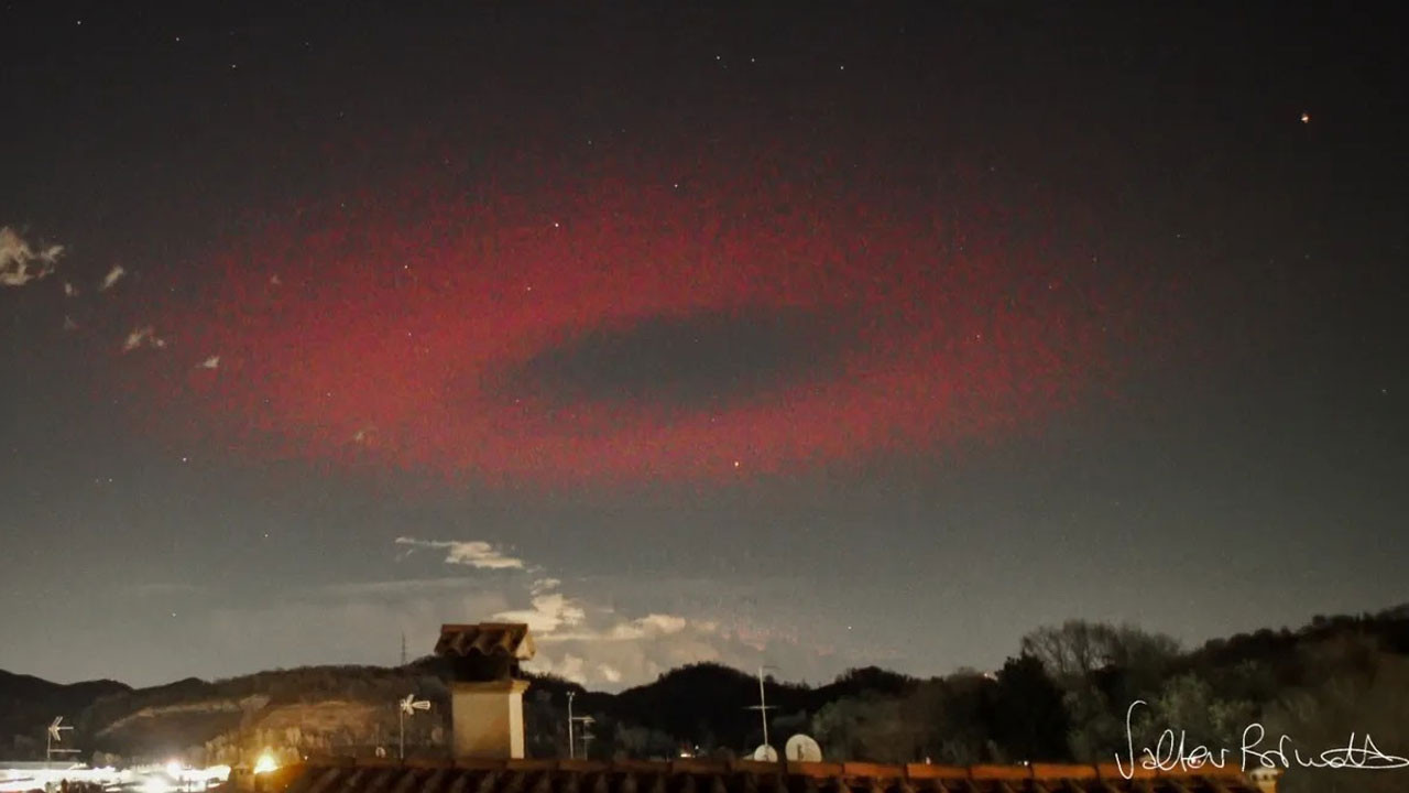 İtalya üzerinde UFO gibisi kırmızı ışık: Aslında neydi, nasıl fotoğraflanabildi?