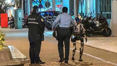 Karakola götürülen birinci robot: “Gözaltı” imajları viral oldu