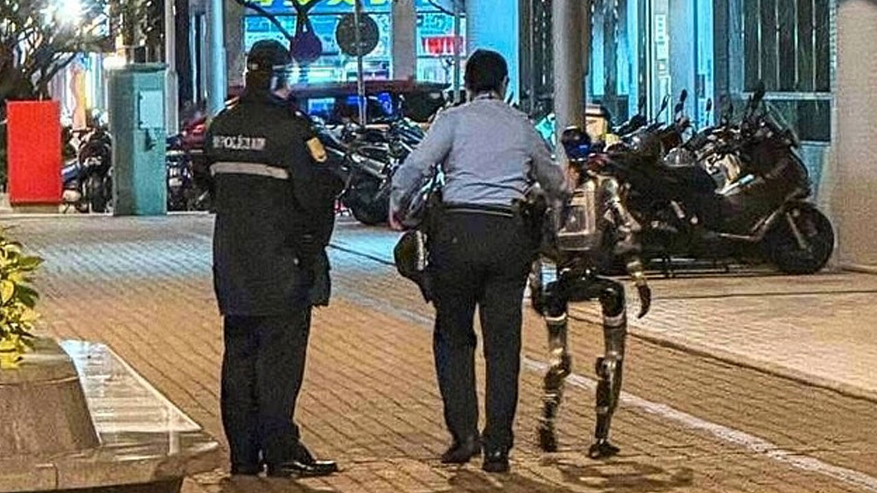 Karakola götürülen birinci robot: “Gözaltı” imajları viral oldu