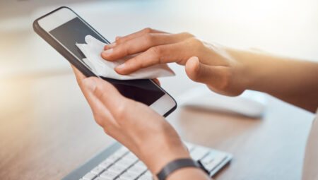 Parmak izlerinden kurtulun: Telefon ekranı nasıl temizlenir?