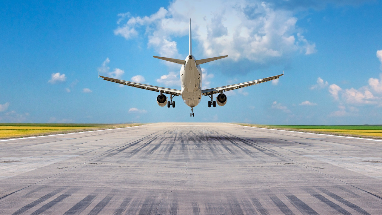 Pilotlar yanıt vermedi, uçak kendi kendine indi!