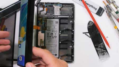Satışa çıkamayan telefonun içinden çıkanlar şaşırttı