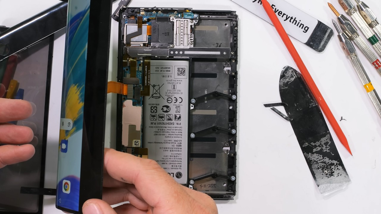Satışa çıkamayan telefonun içinden çıkanlar şaşırttı