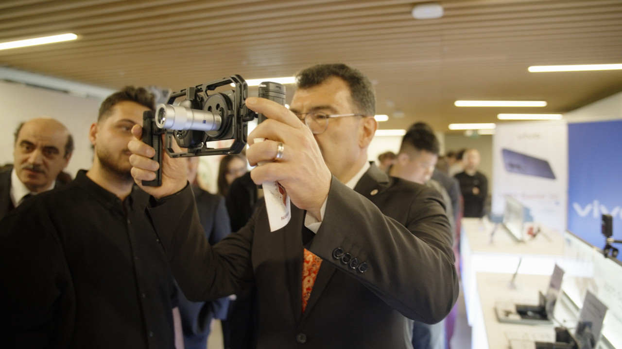 Şimdi Türkiye’de satışa çıkmayan vivo X300 Ultra birinci kere bir üniversitede görüntülendi