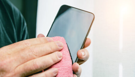 Telefon ekranını temizlerken yapılan en büyük yanılgı: Aygıtınıza kalıcı hasar veriyor!