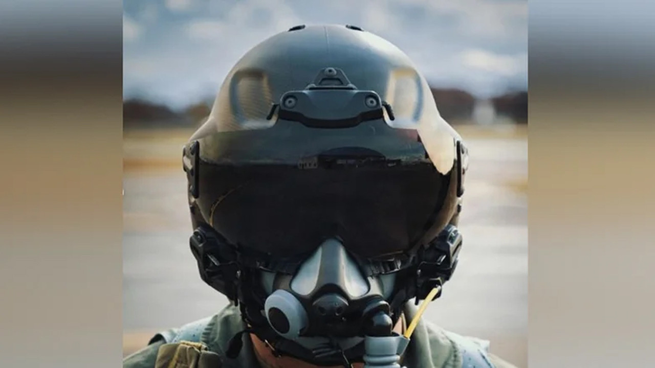 Top Gun pilotlarının 40 yıllık kaskı emekli oldu, yerine bakın ne geldi