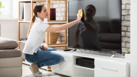 TV ekranı ve TV kumandası nasıl temizlenir? İşte bu işin kolay kuralları