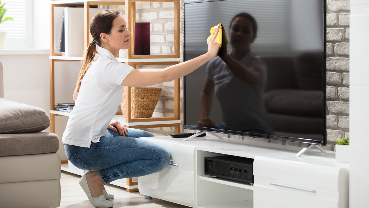 TV ekranı ve TV kumandası nasıl temizlenir? İşte bu işin kolay kuralları