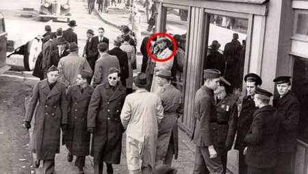 Vakit seyahati mu, casusluk mu: 1943 yılında cep telefonuyla konuşan adam kim?