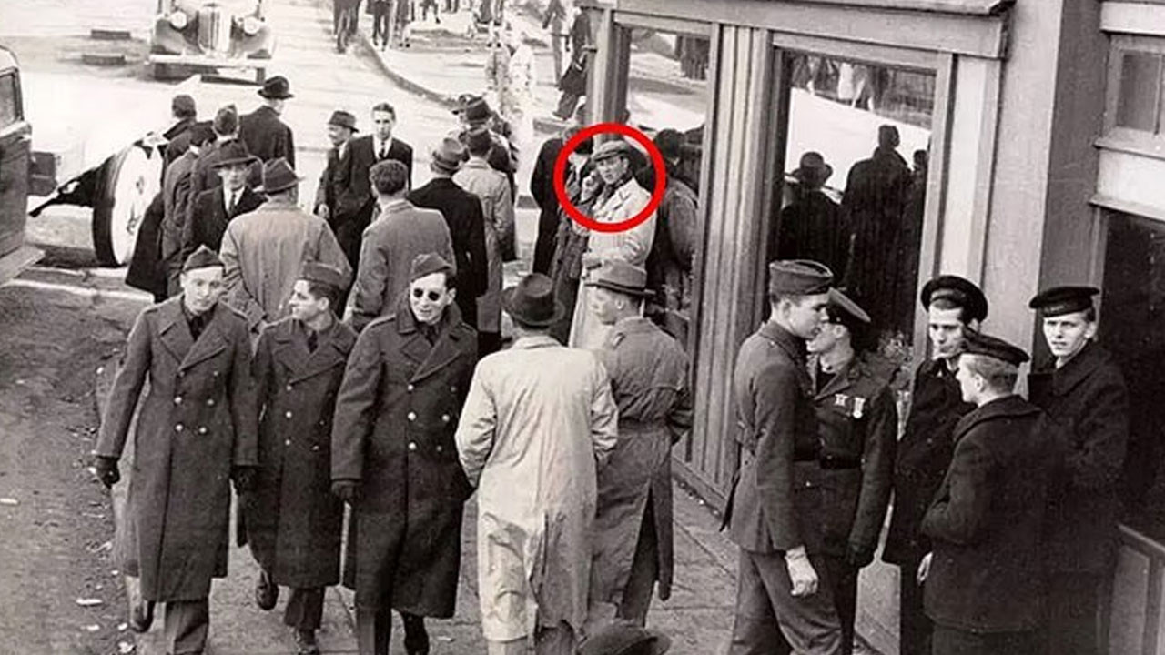 Vakit seyahati mu, casusluk mu: 1943 yılında cep telefonuyla konuşan adam kim?
